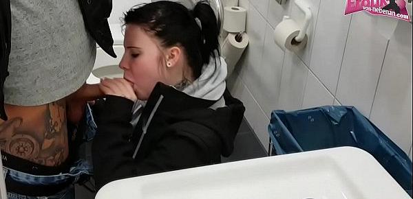  Deutsche Ex Freundin fickt auf einer Toilette ganz normales mädchen